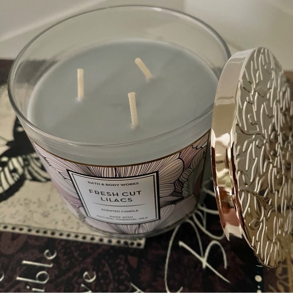 Bath & Body Works Fresh Cut Lilacs Three Wick Scented Candle - Picture 6 of 11